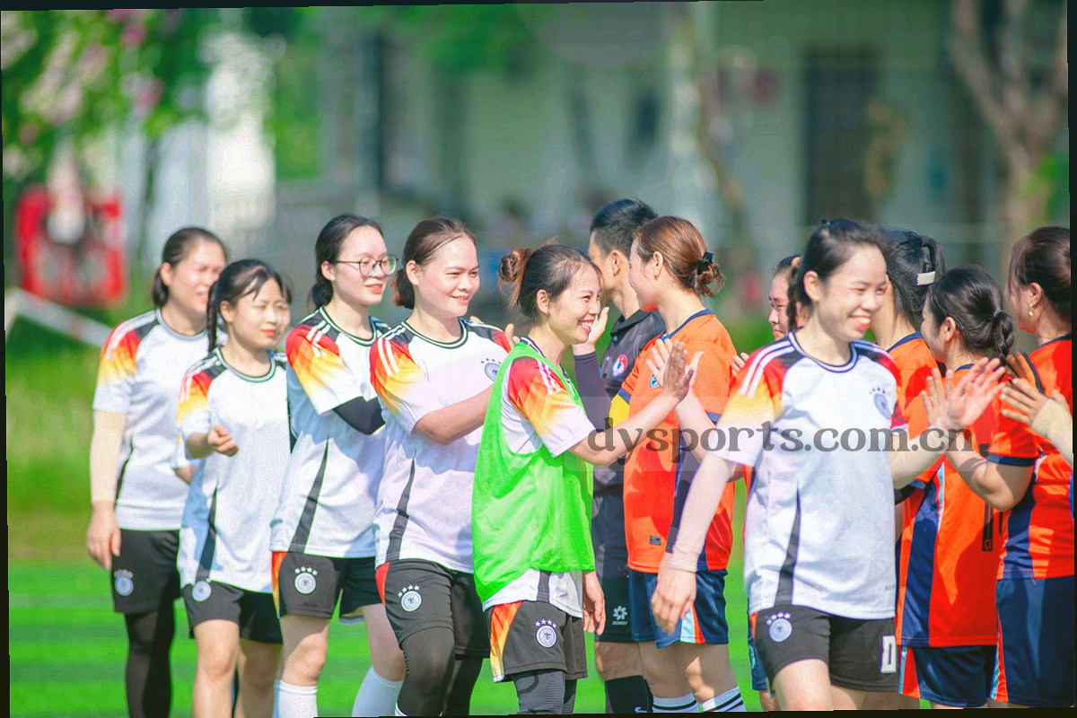 深蓝面板上的控球与跑动距离图表，橙色条形与青色折线并置